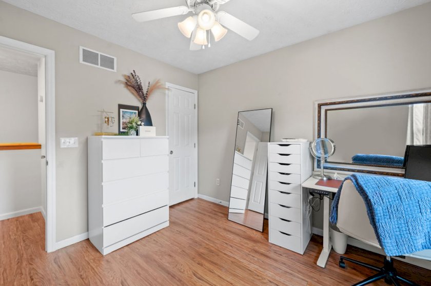 690 Bluebird Ln
