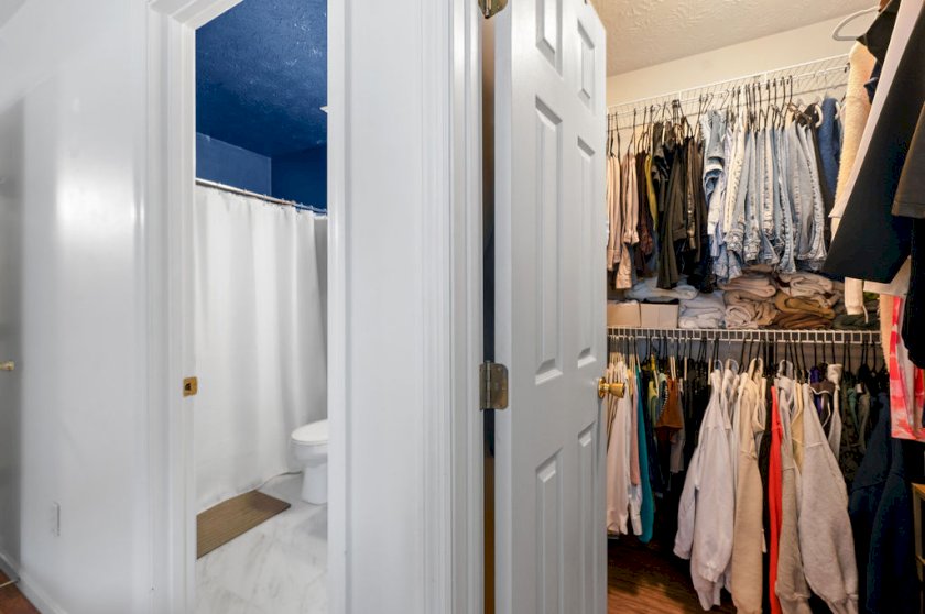690 Bluebird Ln
