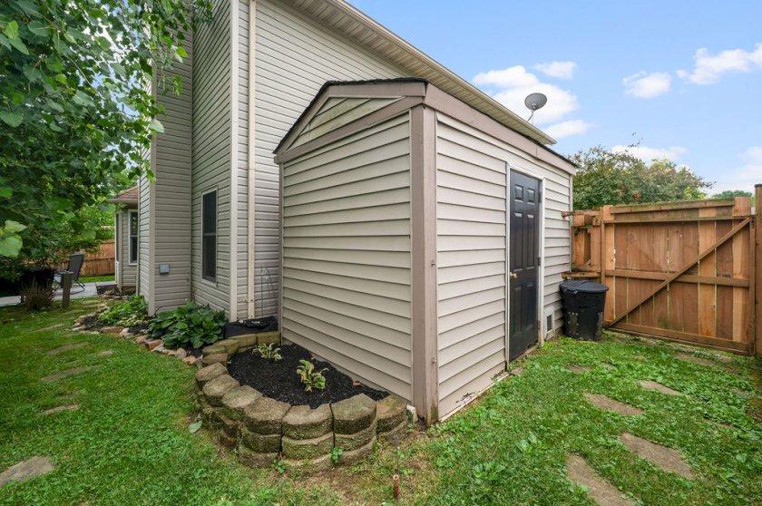 690 Bluebird Ln
