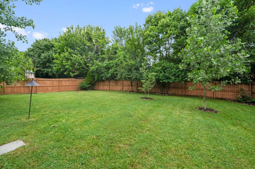 690 Bluebird Ln