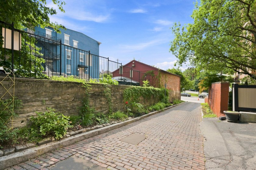 412 Liberty Hl Apt 1D