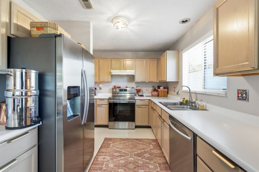 502 Brookstone Ln