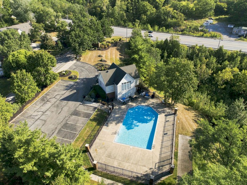 502 Brookstone Ln