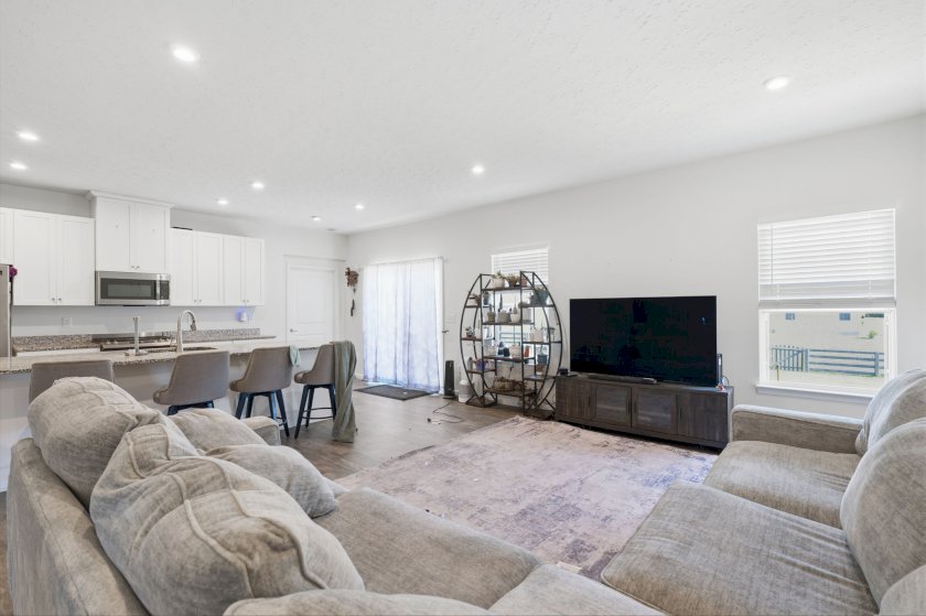 5044 Cavendish Dr