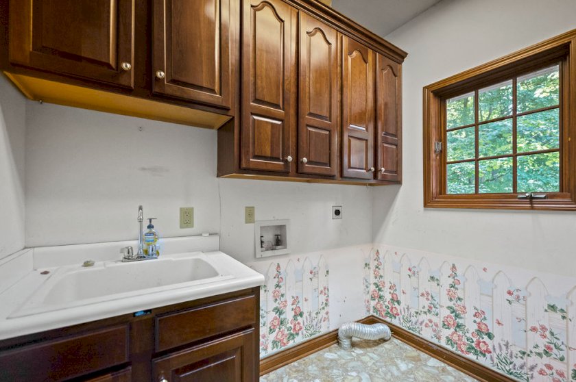 6383 Linzie Ct