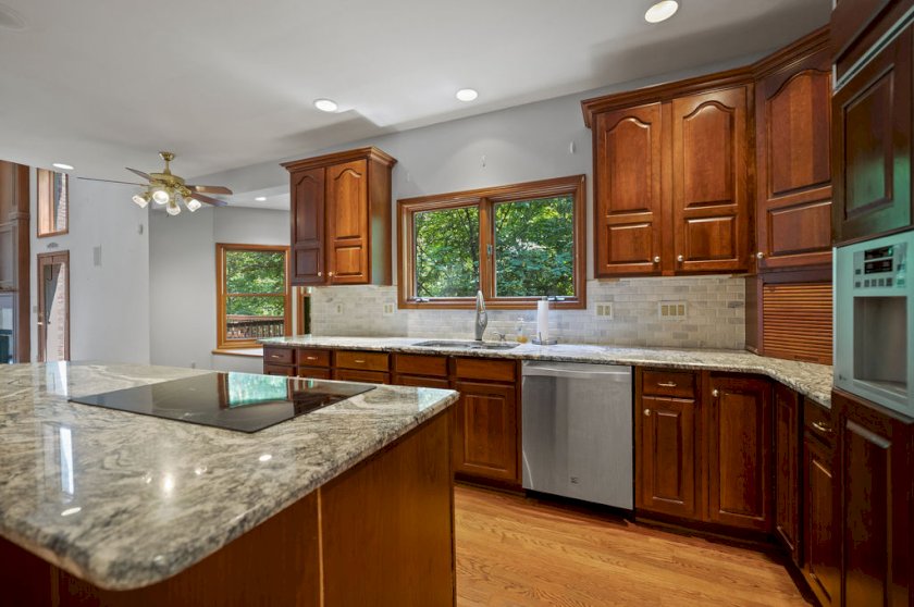 6383 Linzie Ct