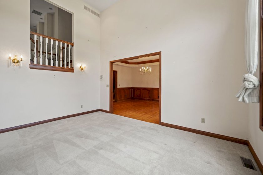 6383 Linzie Ct
