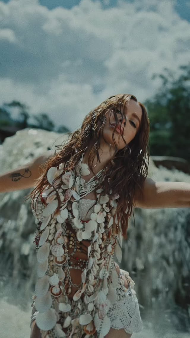 Saved public post media preview 8 from @anitta snapshot