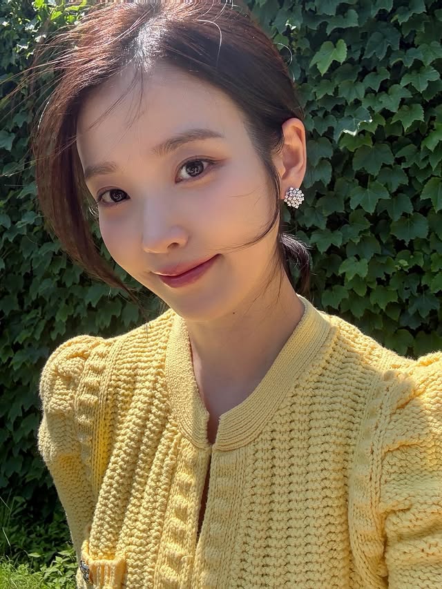 Saved public post media preview 7 from @dlwlrma snapshot