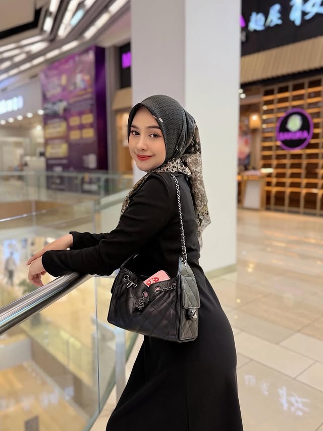 Saved public post media preview 7 from @riaricis1795 snapshot