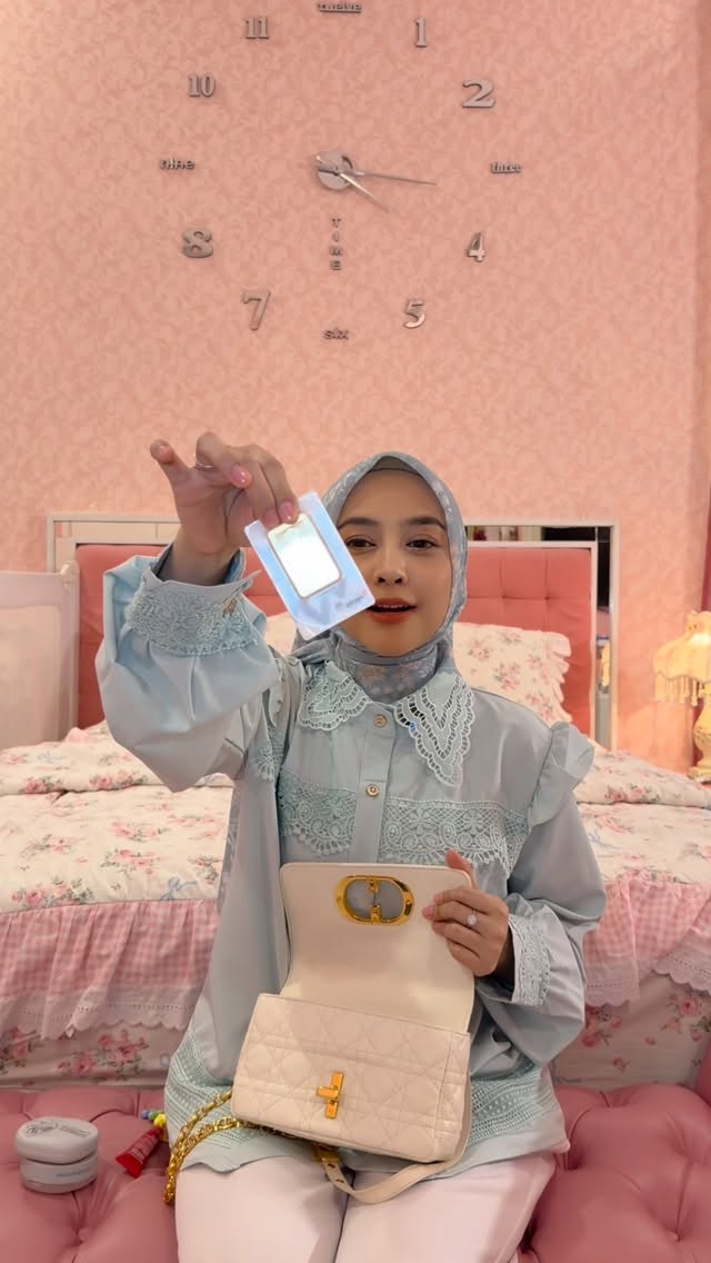 Saved public post media preview 8 from @riaricis1795 snapshot