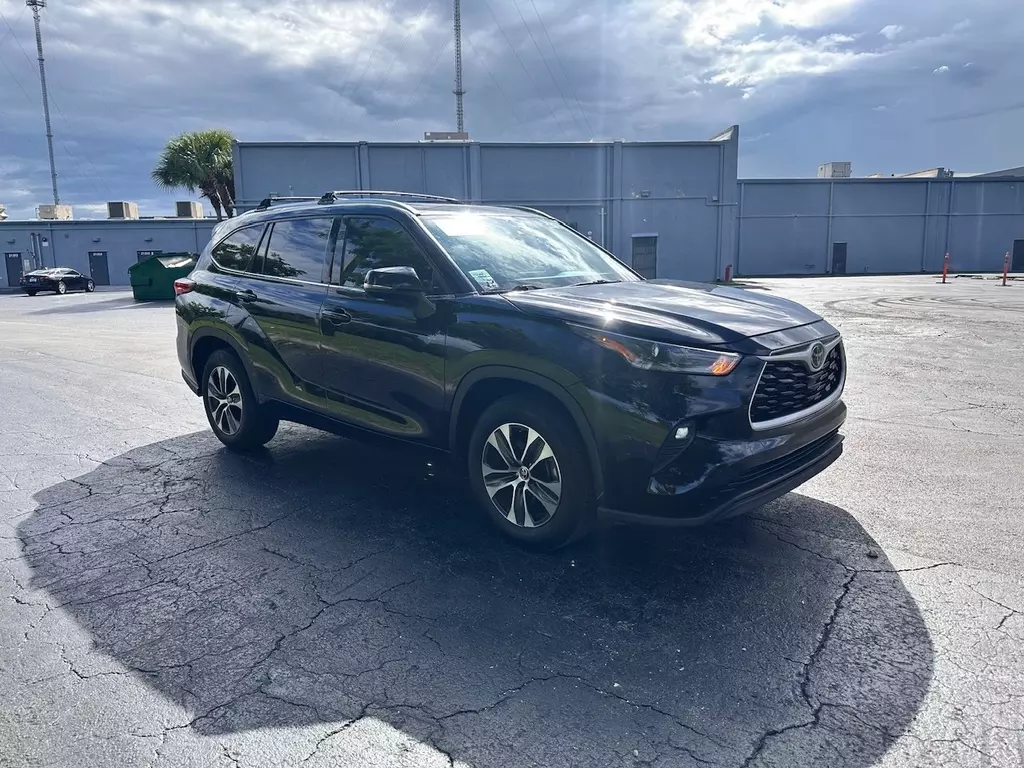Used 2021 TOYOTA HIGHLANDER XLE for sale in MIAMI | 142472