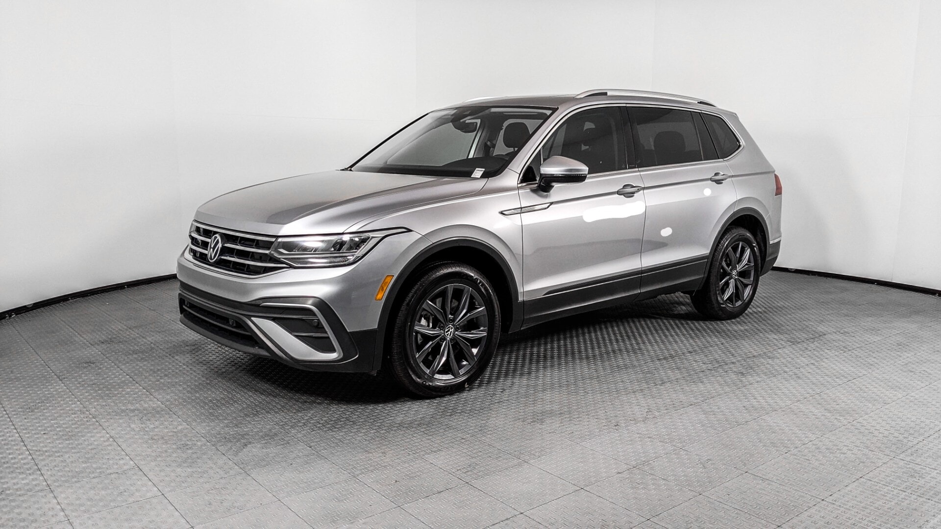 2023 Volkswagen Tiguan SE's photo
