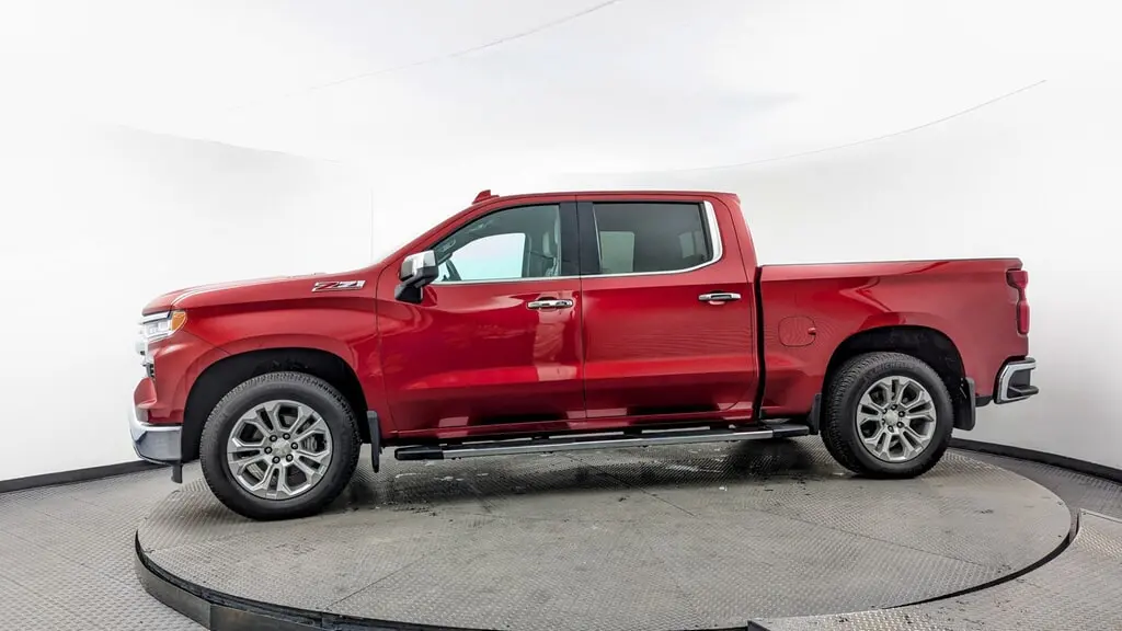 2024 Chevrolet Silverado 1500 LTZ photo 2