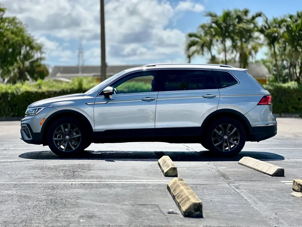 2022 Volkswagen Tiguan SE photo 2