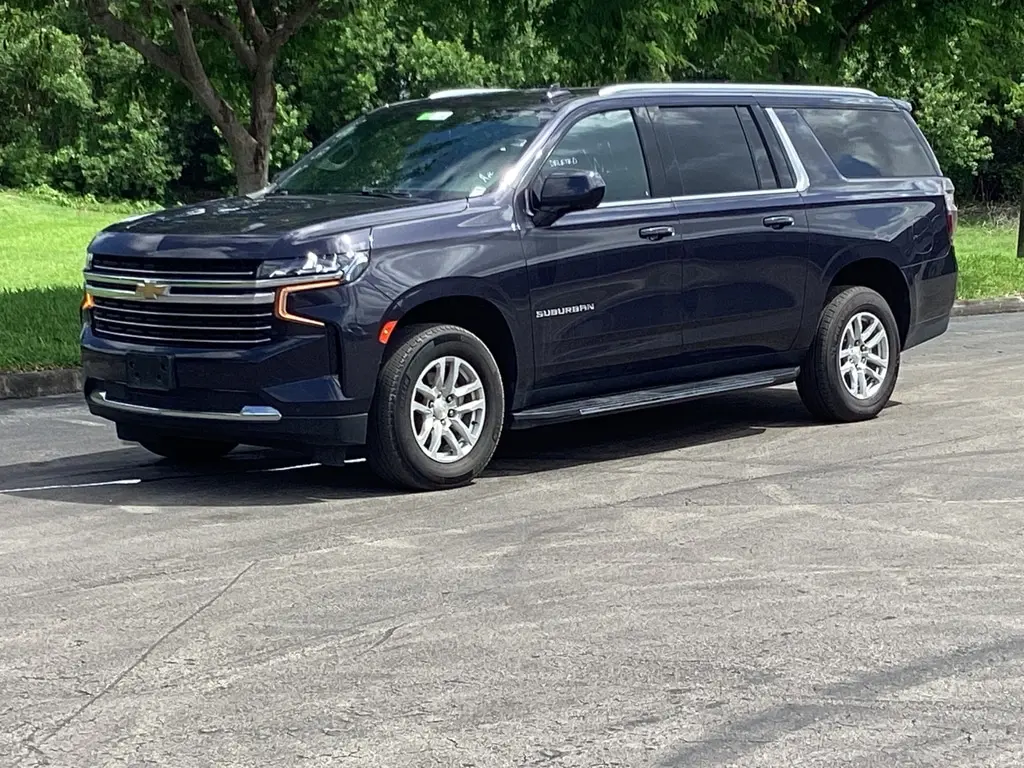 2023 Chevrolet Suburban LT photo 2