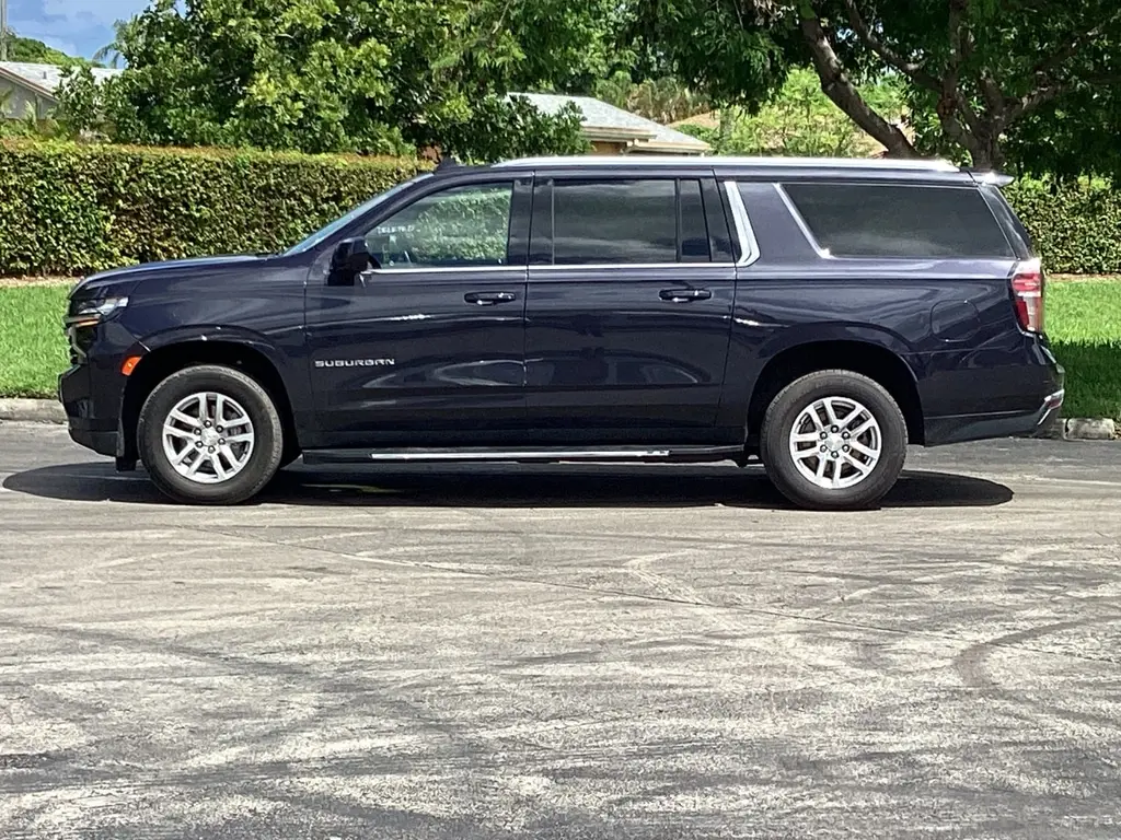 2023 Chevrolet Suburban LT photo 3