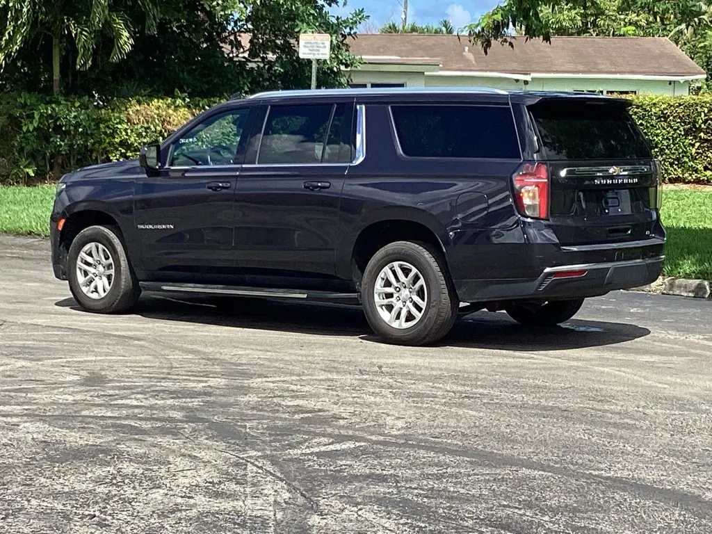 2023 Chevrolet Suburban LT photo 4