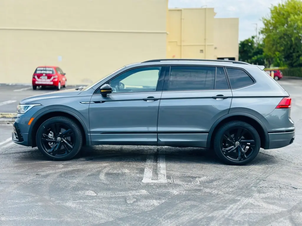 2023 Volkswagen Tiguan SE R-Line Black photo 3
