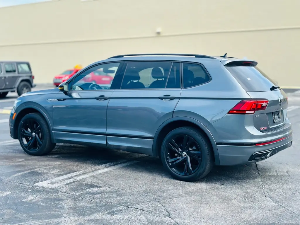 2023 Volkswagen Tiguan SE R-Line Black photo 4