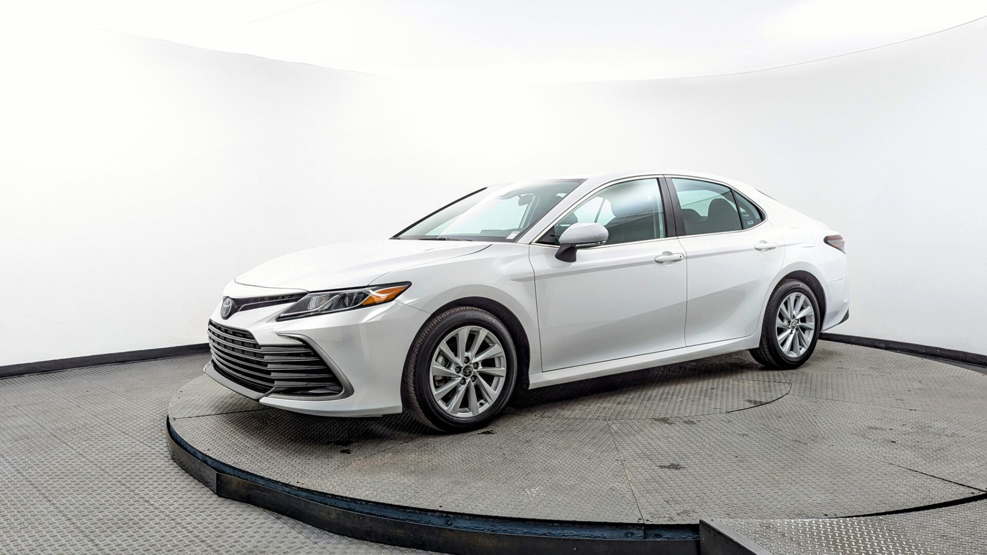 2024 Toyota Camry LE's photo