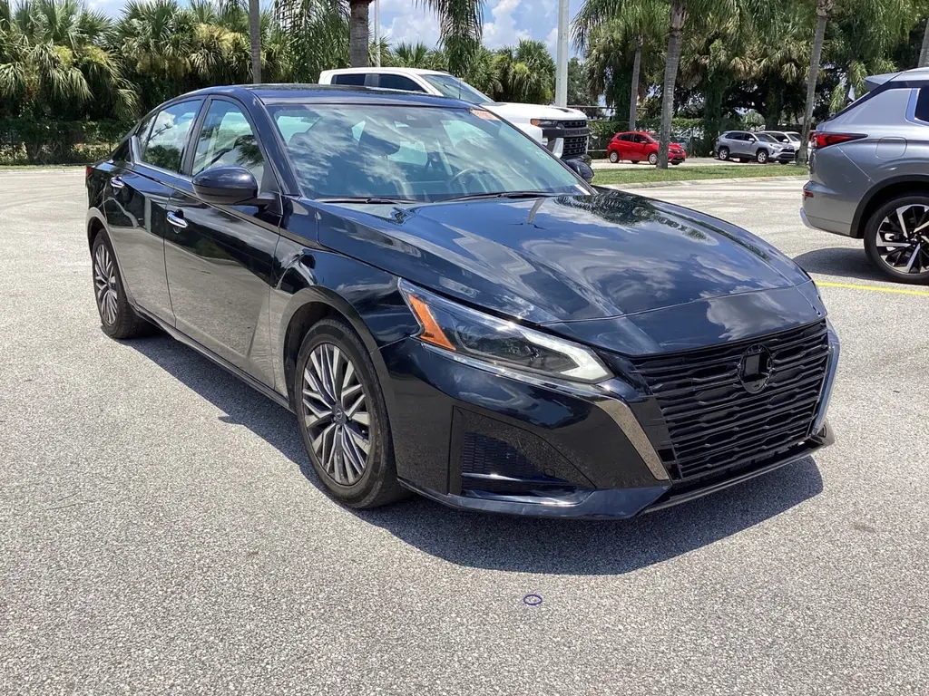 2023 Nissan Altima 2.5 SV photo 3