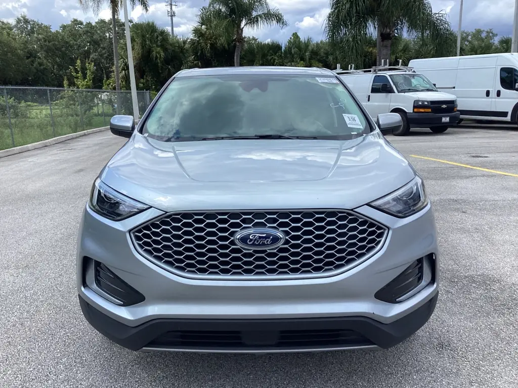 2024 Ford Edge SEL photo 2