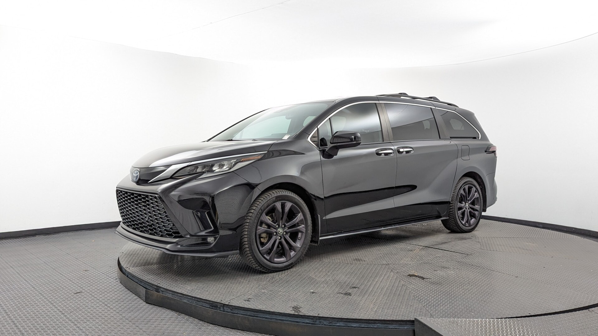 2022 Toyota Sienna XSE's photo