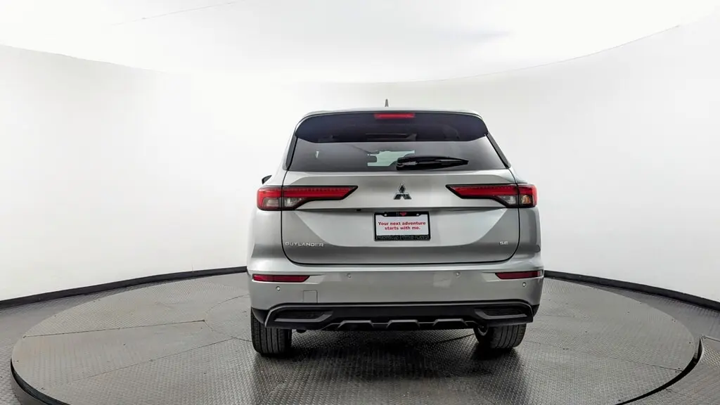 2024 Mitsubishi Outlander SE photo 4