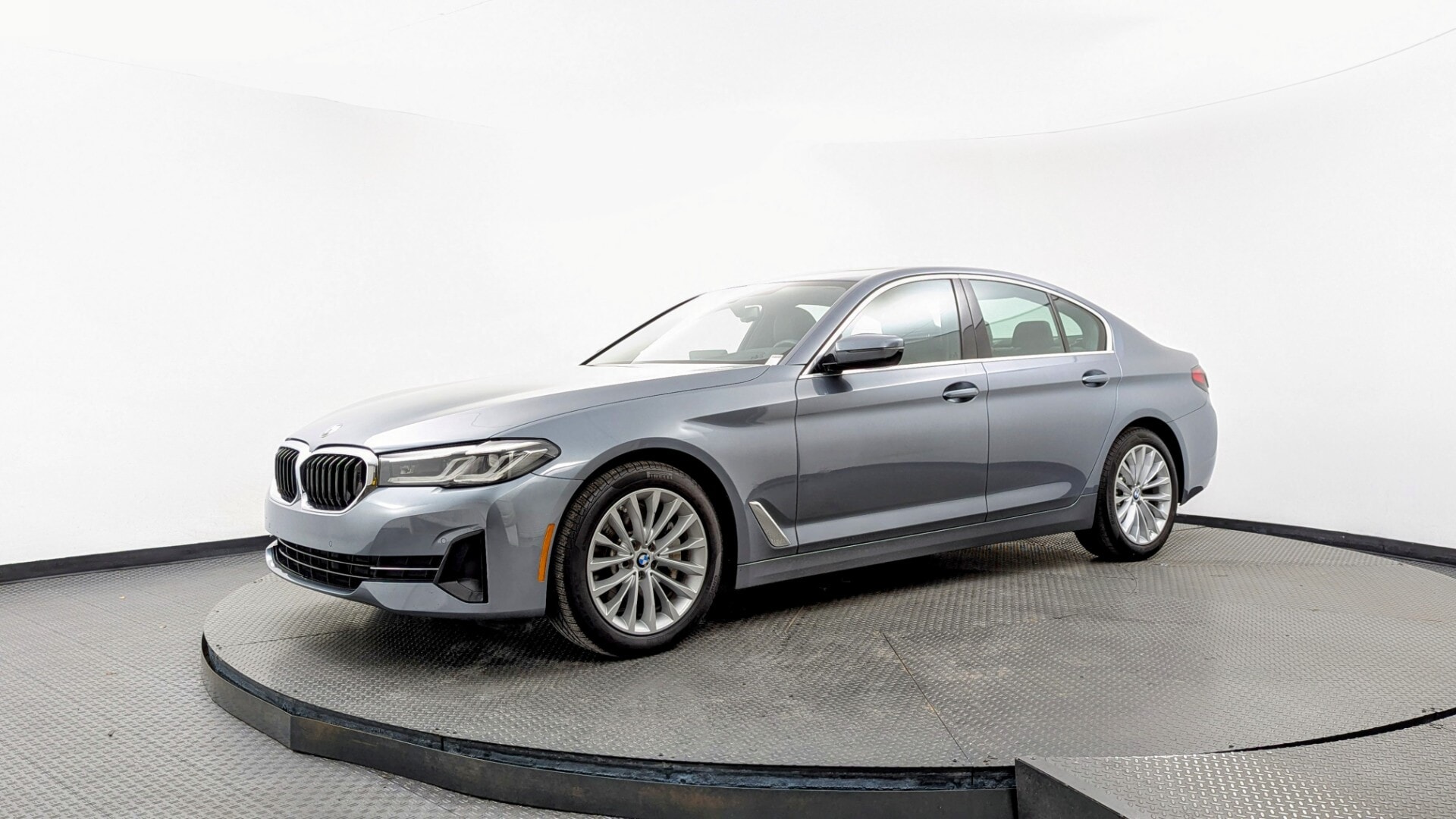 2022 BMW 5 Series 530i's photo