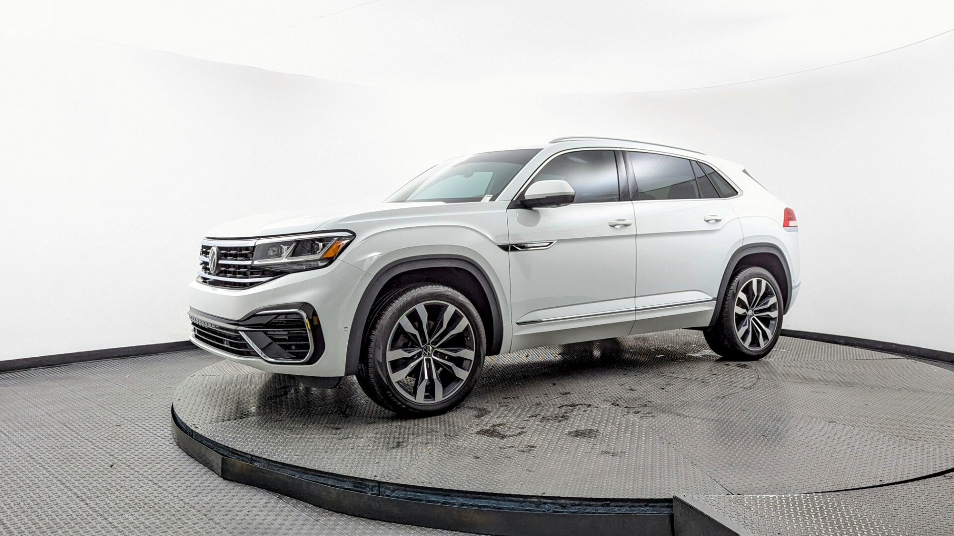 2021 Volkswagen Atlas Cross Sport SEL Premium R-Line's photo