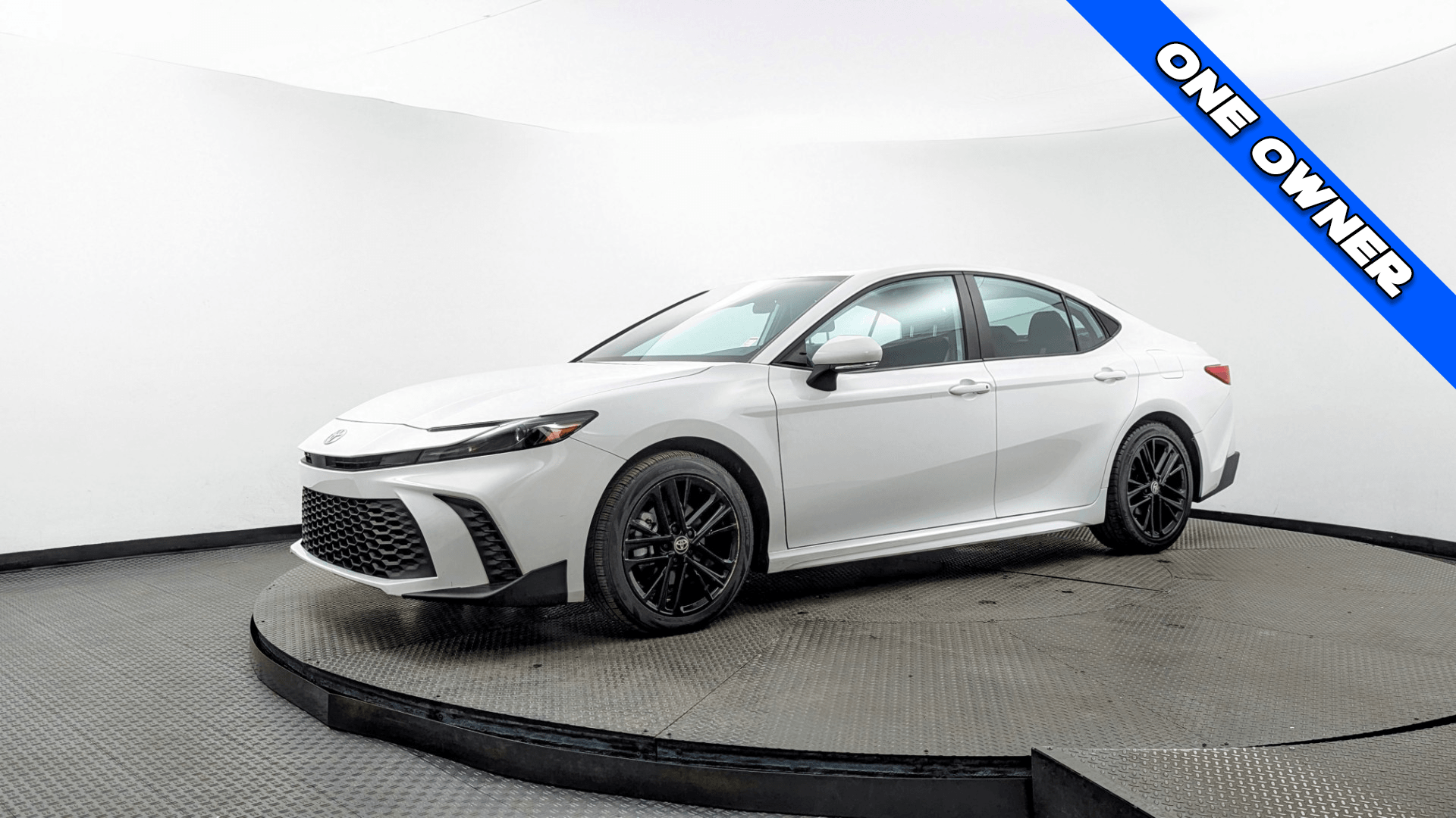 2025 Toyota Camry SE's photo