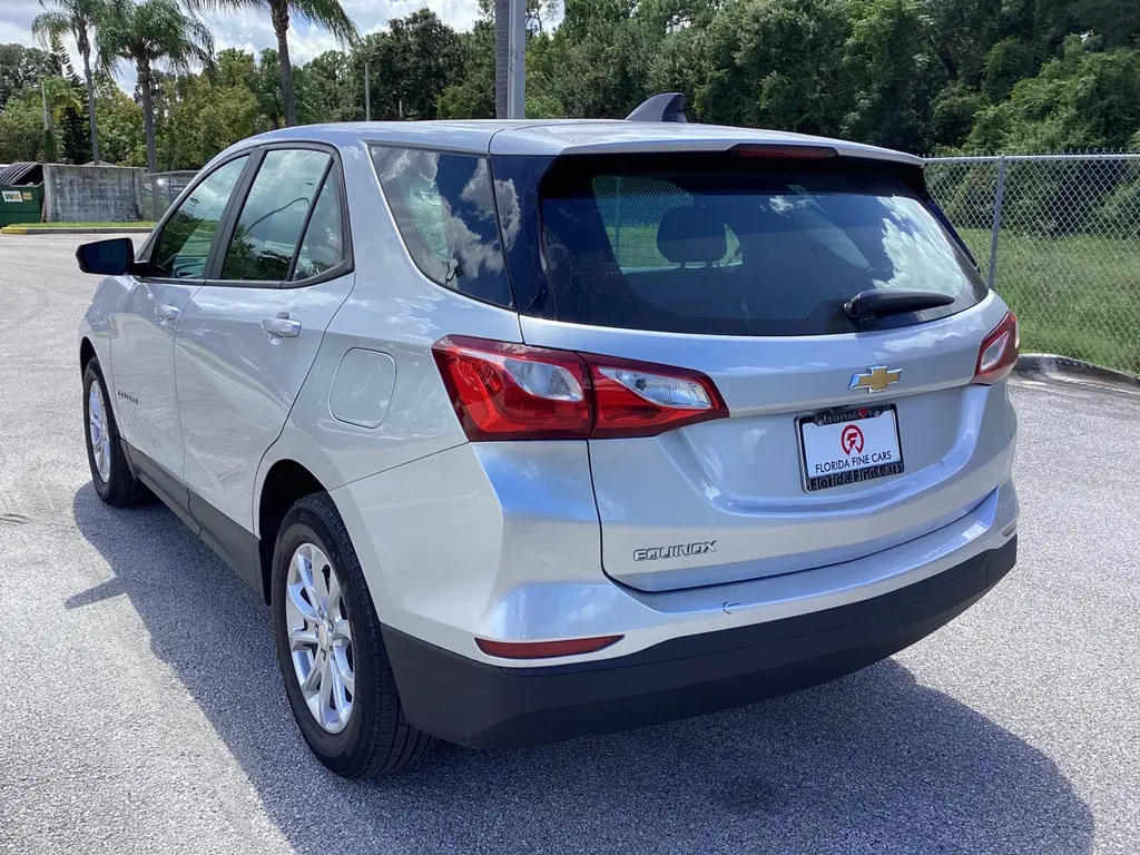 2021 Chevrolet Equinox LS photo 3