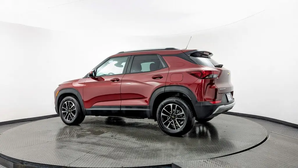 2025 Chevrolet Trailblazer LT photo 2