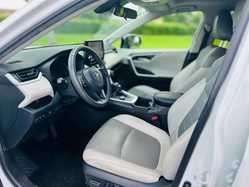 2023 Toyota RAV4 Hybrid XLE Premium photo 3