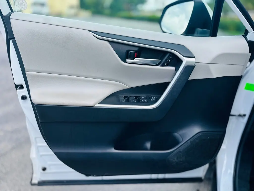 2023 Toyota RAV4 Hybrid XLE Premium photo 4
