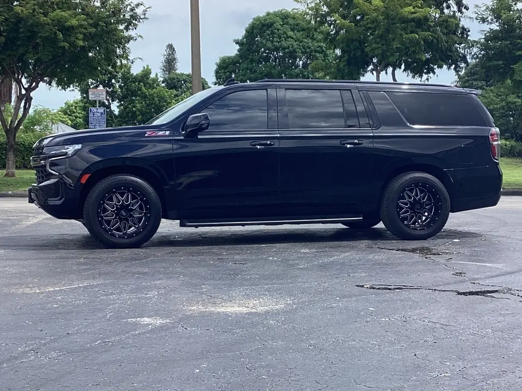 2021 Chevrolet Suburban Z71 photo 2