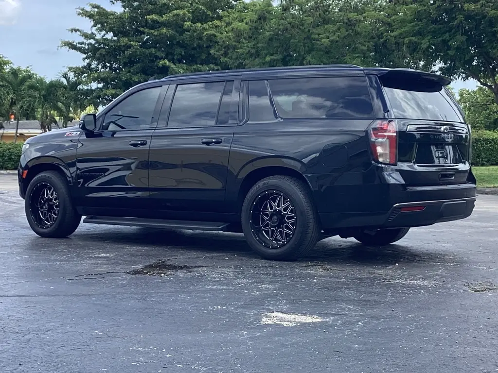 2021 Chevrolet Suburban Z71 photo 3