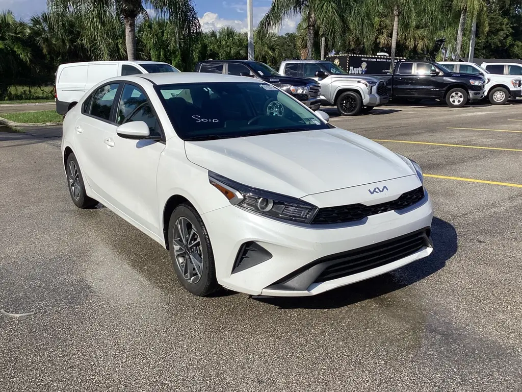 2024 Kia Forte LXS photo 3