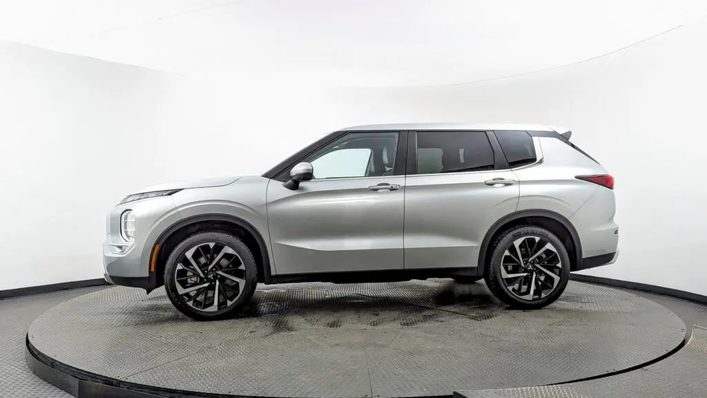 2024 Mitsubishi Outlander SE photo 2