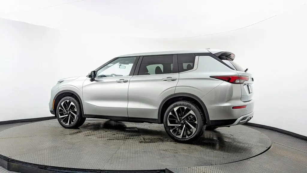 2024 Mitsubishi Outlander SE photo 3