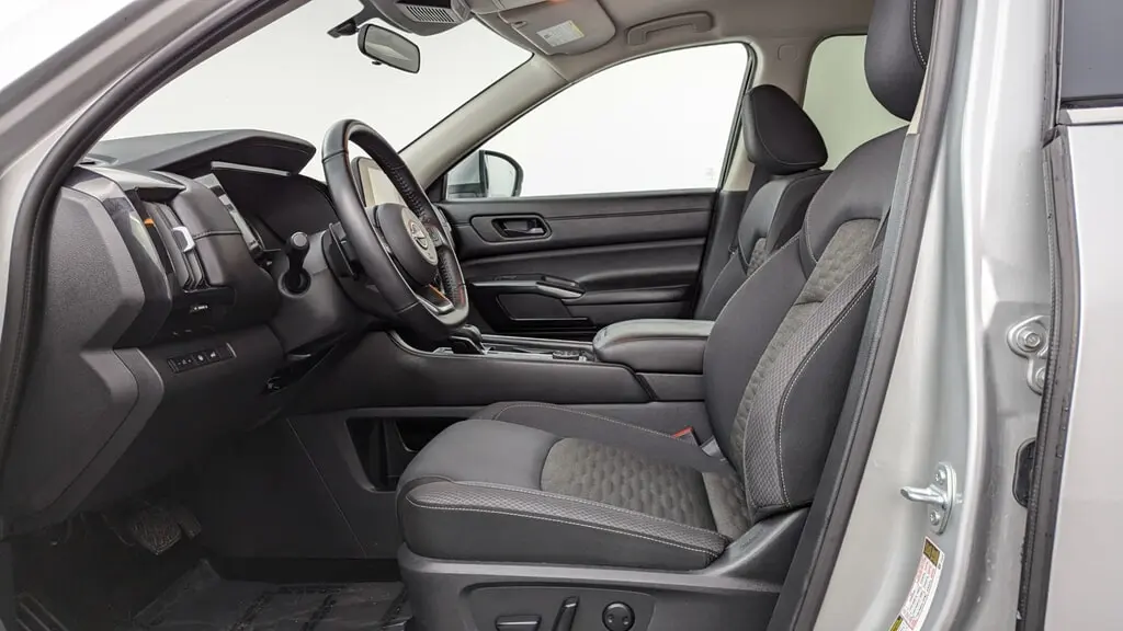 2025 Nissan Pathfinder SV photo 8