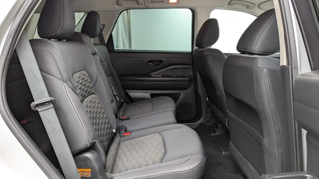 2025 Nissan Pathfinder SV photo 13