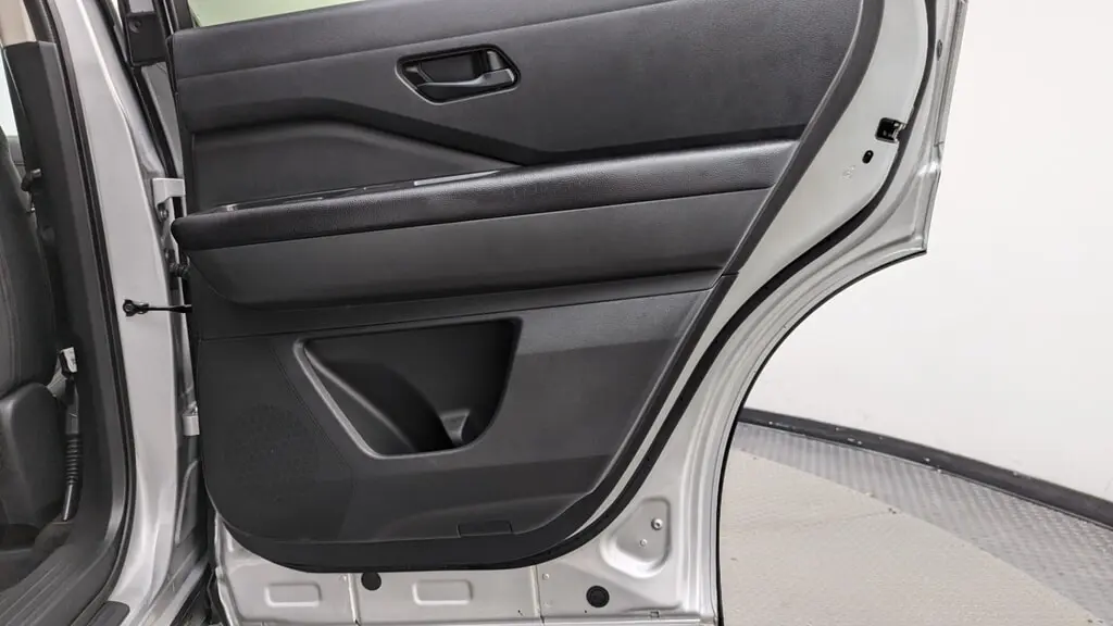 2025 Nissan Pathfinder SV photo 14