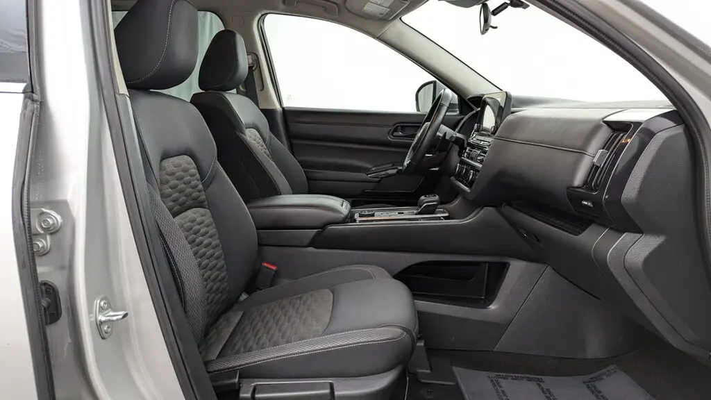 2025 Nissan Pathfinder SV photo 15