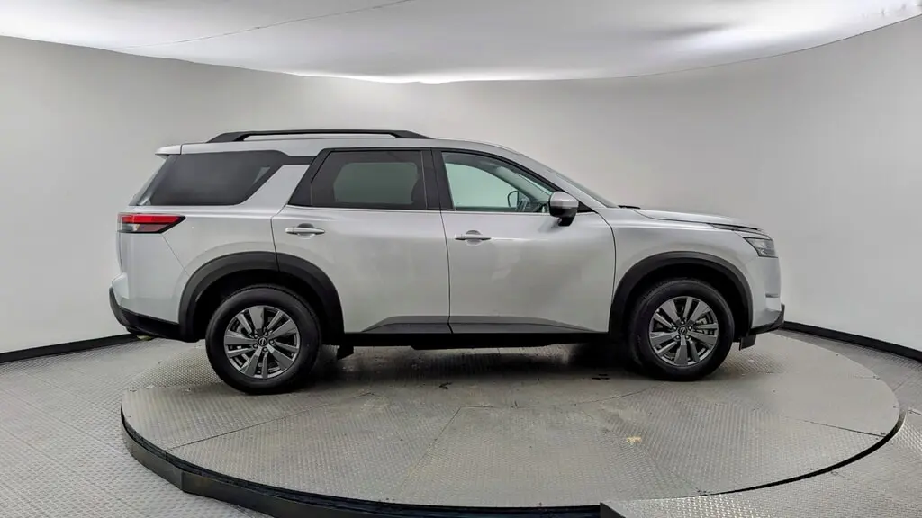 2025 Nissan Pathfinder SV photo 4