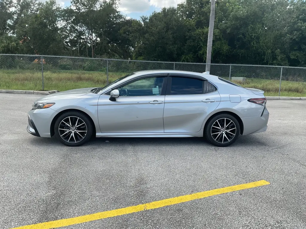 2023 Toyota Camry SE photo 2