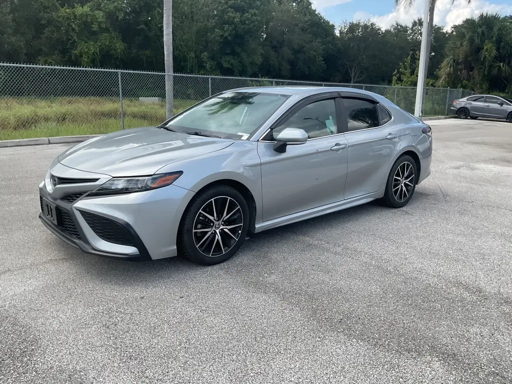 2023 Toyota Camry SE photo 3