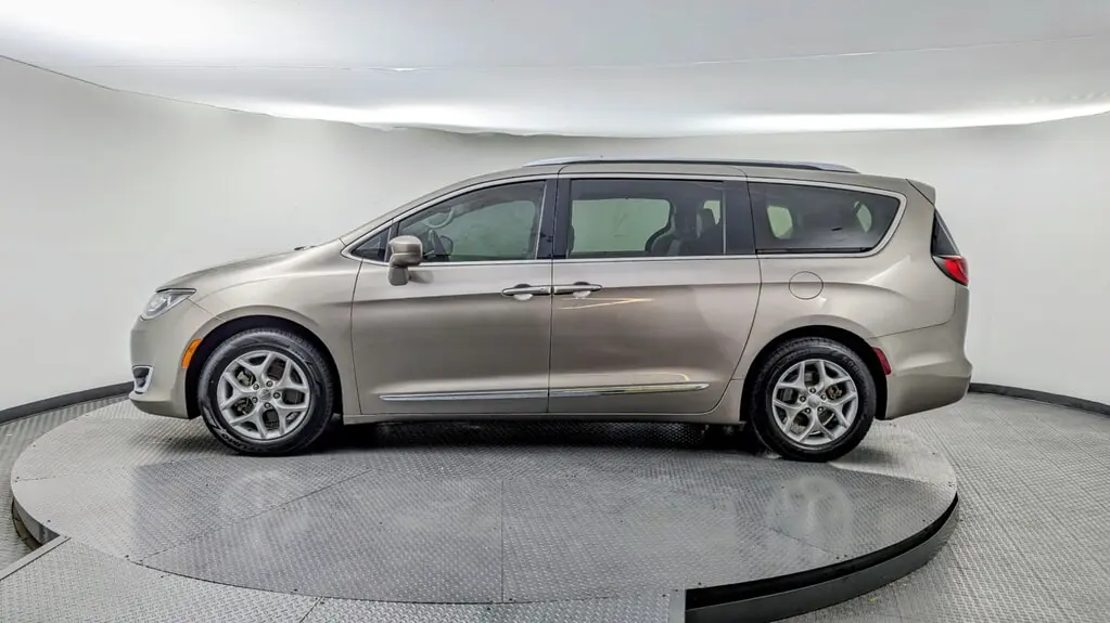 2018 Chrysler Pacifica Touring Plus photo 2