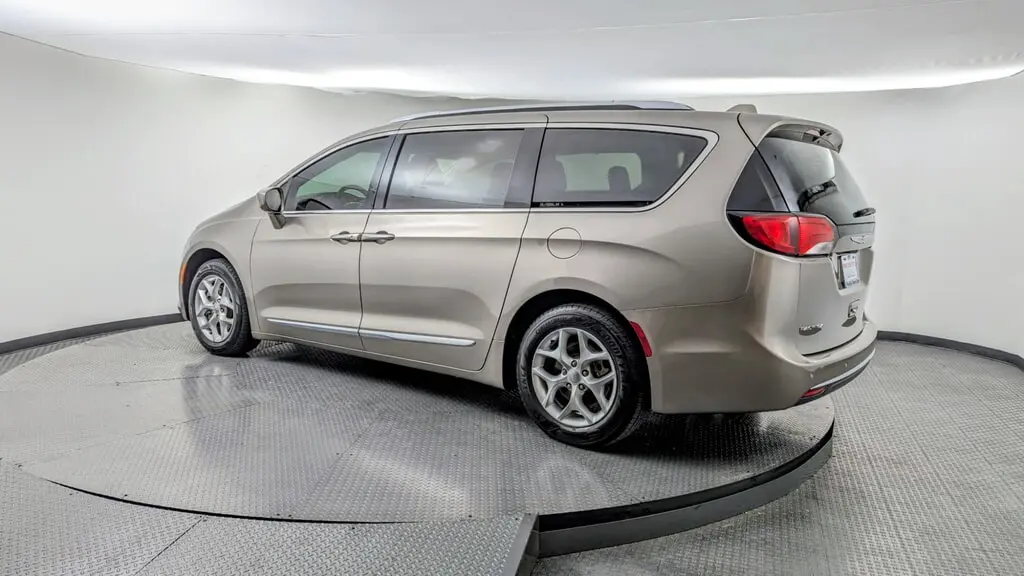 2018 Chrysler Pacifica Touring Plus photo 3